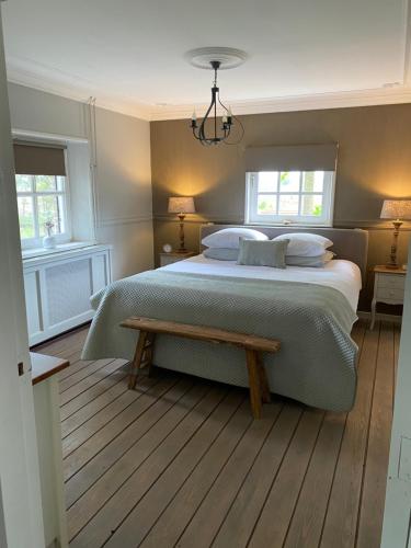 um quarto com uma cama grande e piso em madeira em Cassehof em Ospel
