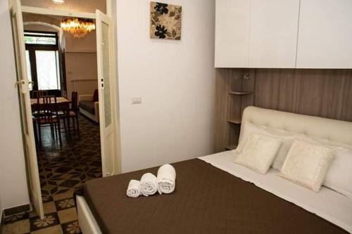 1 dormitorio con 1 cama con 2 pares de zapatillas en Belvedere, en Locorotondo