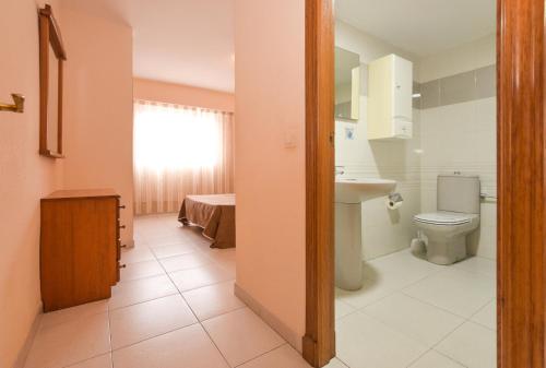 małą łazienkę z toaletą i umywalką w obiekcie Apartamentos Marblau Las Alondras-Julio y Agosto SOLO FAMILIAS w mieście Gandía