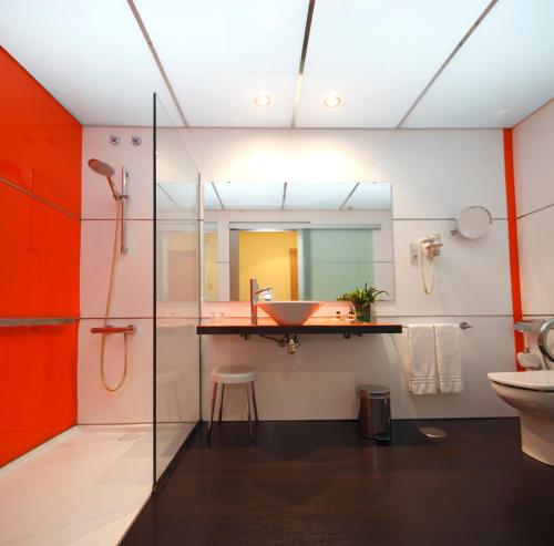 La salle de bains est pourvue d'un lavabo et d'un miroir. dans l'établissement Hotel Spa Congreso, à Teo