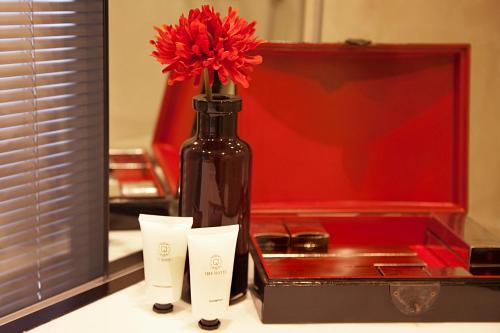 a black vase with a red flower on a table at Quentin XL Potsdamer Platz in Berlin