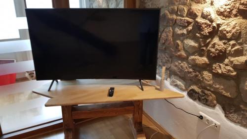 a flat screen tv sitting on top of a wooden table at Toscanahaus in Bad Sobernheim
