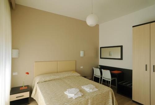ローマにあるHoney Roomsのベッドルーム1室(ベッド1台、テーブル、椅子付)