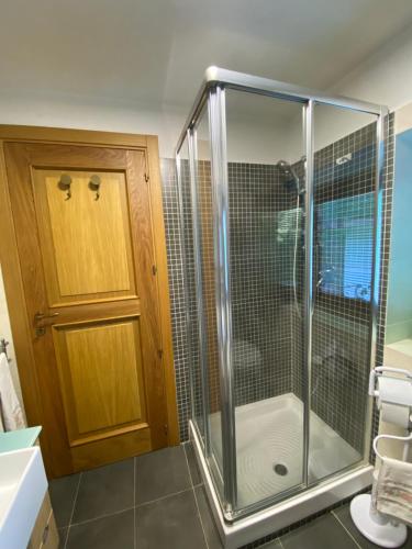 baño con ducha y puerta de cristal en Casetta Santa Fortunata Guest House en Sutri