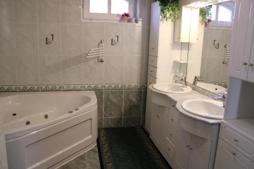 A bathroom at Beáta Apartman