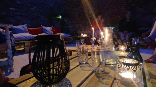 une table en bois avec des verres au-dessus dans l'établissement Miniloft Abel Abri, à Zingem