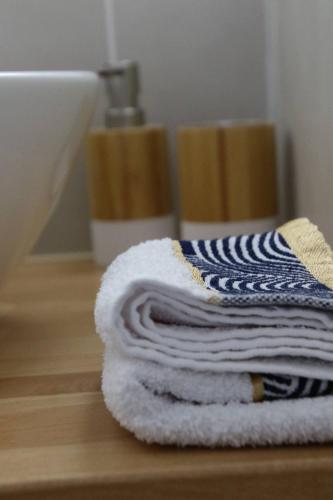 - une pile de serviettes assises au-dessus du parquet dans l'établissement Orion, à Clermont-Ferrand