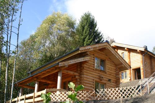 una cabaña de madera con árboles en el fondo en Lengalm Hütten I & II mit Sauna, en Lengdorf