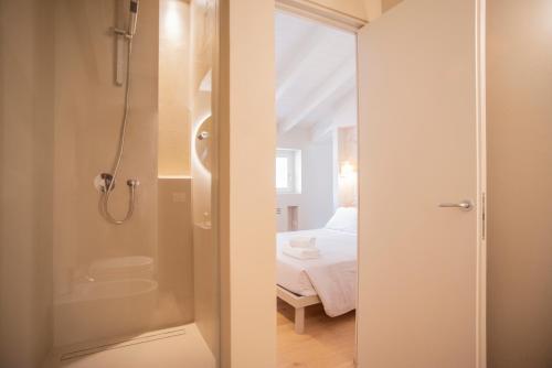 een badkamer met een douche en een toilet in een kamer bij Time to Be Luxury Apartments Centro Storico in Peschiera del Garda