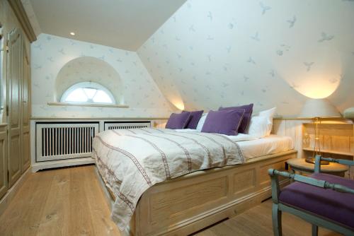 凱圖姆的住宿－Ferienwohnung am Tipkenhoog 16，一间卧室设有一张大床和一个窗户。