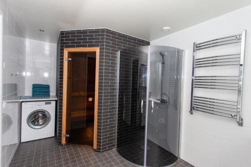 een badkamer met een wasmachine en een wasmachine bij Suve Puhkemaja in Kuressaare