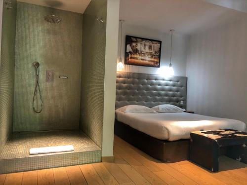 Cama o camas de una habitación en Le Pré du Moulin - Maison Alonso - Hôtel & Restaurant