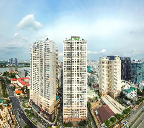 einen Blick über eine Stadt mit hohen Gebäuden in der Unterkunft S Lux Apartment in Ho-Chi-Minh-Stadt