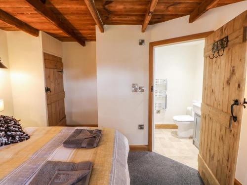 里士满Duck Cottage的一间卧室配有一张床,浴室设有卫生间