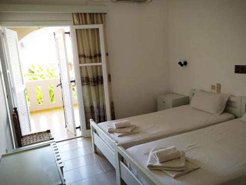 Postel nebo postele na pokoji v ubytování Xenios Dias