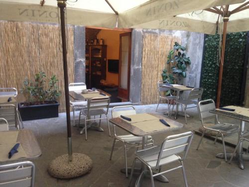 una sala da pranzo con tavoli, sedie e tenda di Hotel Filippeschi a Orvieto