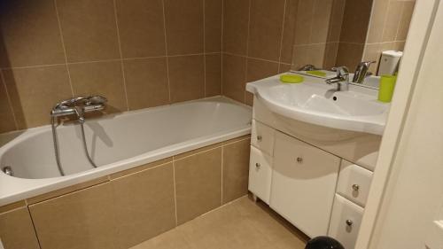 une salle de bain avec une baignoire et un lavabo dans l'établissement Nicolas 2, à Cannes
