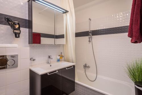 W łazience znajduje się umywalka i prysznic. w obiekcie Heimelig im Hirschen App 118 w mieście Schönwald