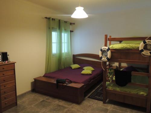 ein Schlafzimmer mit zwei Etagenbetten und einem Fenster in der Unterkunft Casa da Praia das Paredes-Nazaré in Senhora da Vitória