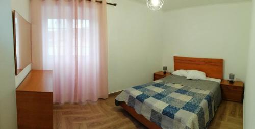 - une chambre avec un lit et une couverture en damier dans l'établissement Casa Pôr do Sol, à Ginetes