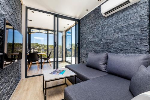 Μια τηλεόραση ή/και κέντρο ψυχαγωγίας στο Living Point Mobile Homes