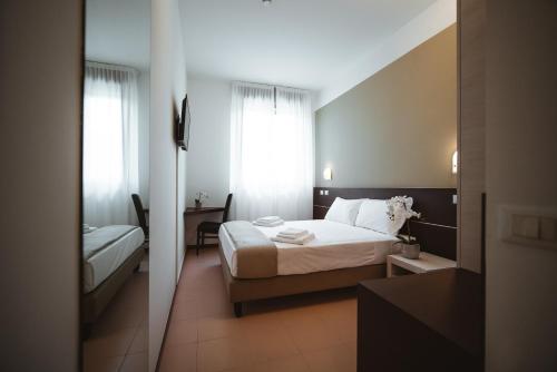 Un pat sau paturi într-o cameră la Albergo Commercio