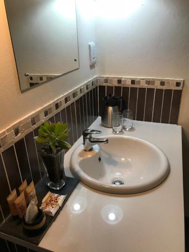 Bilik mandi di The Crown Guest House
