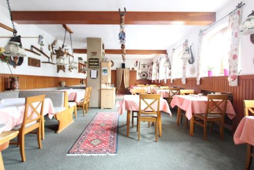 Reštaurácia alebo iné gastronomické zariadenie v ubytovaní Gästehaus Inzeller Hof