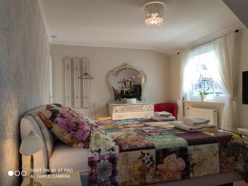 un dormitorio con una cama y un espejo en Blumen Apartment, en Hamburgo