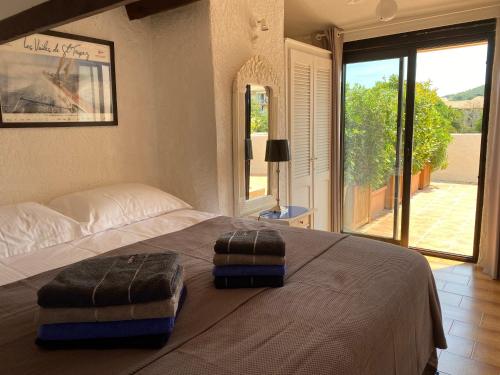 um quarto com uma cama com dois repousa-pés em BELLEVUE HÉRACLÉE em Saint-Tropez