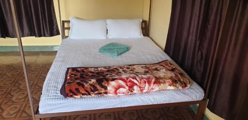 Un pat sau paturi într-o cameră la Elephant Garden Hotel and Resort Pvt Ltd
