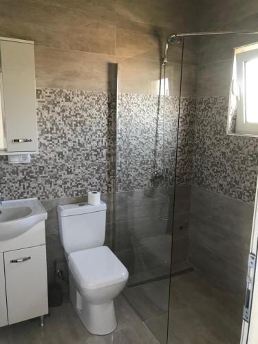 Ένα μπάνιο στο Apartments Gusar