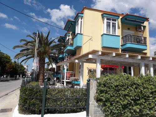 スカラ・ソティロスにあるStudios Chrissiの通路側の黄色・青の家