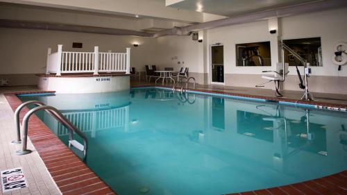 a large swimming pool in a hotel room at Holiday Inn Express La Plata, an IHG Hotel in La Plata