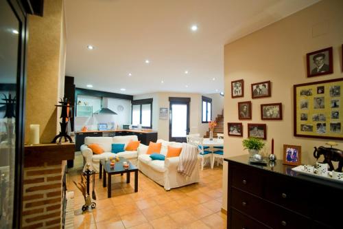 Carbonero el MayorにあるLA CASA DEL TIO MASEのソファとテーブルのあるリビングルーム