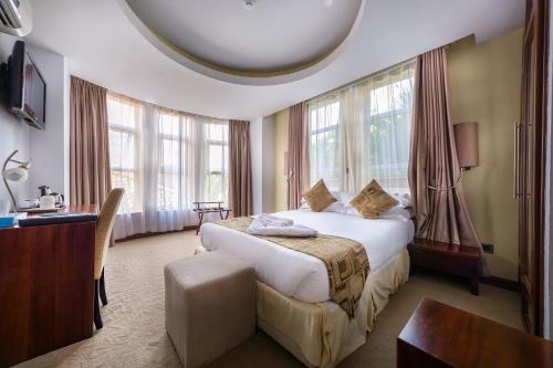 Imperial Heights Hotel, Entebbe tesisinde bir odada yatak veya yataklar