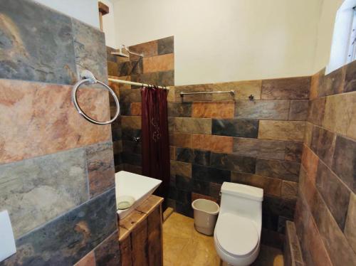een badkamer met een toilet en een wastafel bij Hotel Villa de Urike in Urique