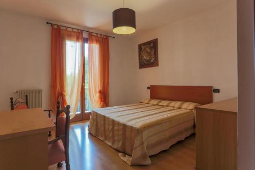 sypialnia z łóżkiem i oknem w obiekcie Hotel Ristorante al Gabbiano w mieście Ponte di Piave