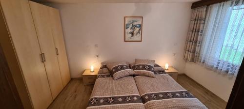 Un dormitorio con una cama con dos velas. en Apartment Sunshine, en Saas-Grund