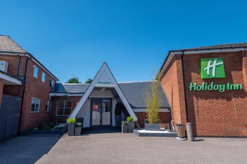 un edificio con un cartel que lee Holiday inn en Holiday Inn - Leicester - Wigston, an IHG Hotel en Leicester