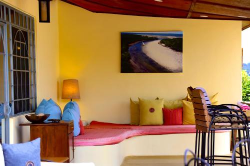 Ein Sitzbereich in der Unterkunft Pink Flamingo Boutique Hotel