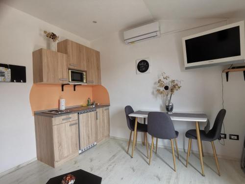 eine Küche mit einem Tisch und Stühlen im Zimmer in der Unterkunft Haus Cataleya in Umag