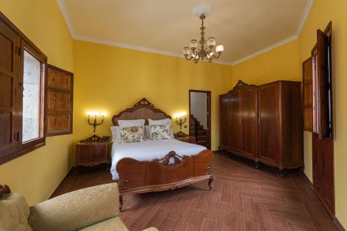 a bedroom with a bed and a couch at HomeForGuest NEW Duplex with Rooftop next to Arucas Cathedral in Arucas