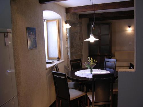 茨雷斯的住宿－Apartments Šmit，一间带桌椅和窗户的用餐室