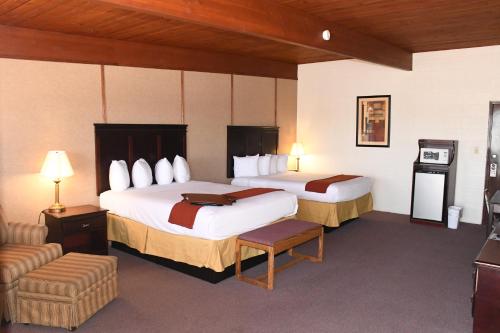 Postel nebo postele na pokoji v ubytování Prairie Inn