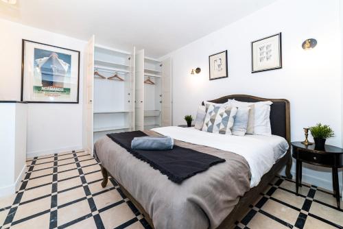 une chambre avec un grand lit et une table dans l'établissement Luxurious Triplex - Marais & Montorgueil, à Paris