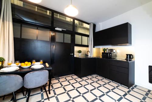 - une cuisine avec une table et des fruits sur une table dans l'établissement Luxurious Triplex - Marais & Montorgueil, à Paris