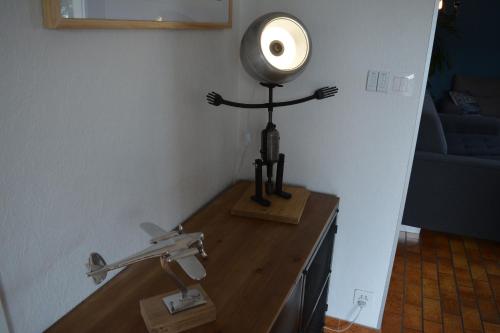 ein Licht auf einem Tisch in einem Zimmer in der Unterkunft Gîte La Cabotte Rullyotine in Rully