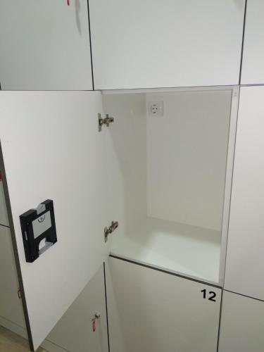 a white cupboard with a thermostat on it at Albergue & Rooms Murgadán in Padrón