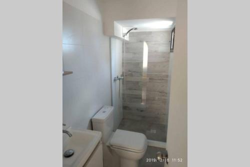 biała łazienka z toaletą i prysznicem w obiekcie BAHIA SAN FRANCISCO, casa Horneros, 3 Dormitorios, Uruguay w mieście Piriápolis